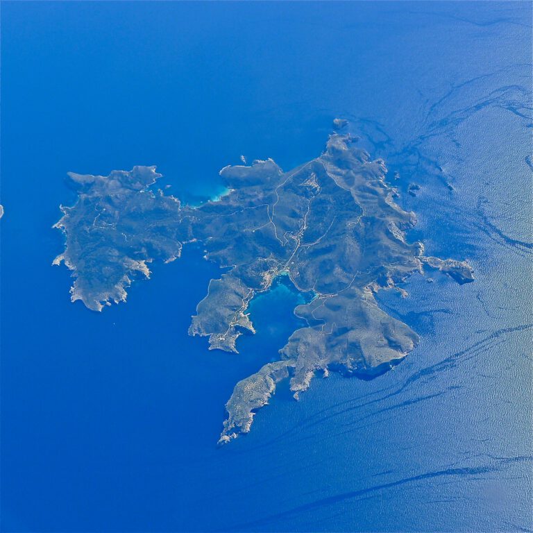 Survol de l'île de Cabrera, petite ile au sud de Majorque ... comme une pierre précieuse au milieu d'un écrin bleu