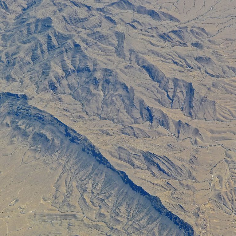 Vue aérienne de l'Ahaggar , massif montagneux très aride de la wilaya de Tamanrasset en Algérie. On aperçoit le lit très étroit d'un possible oued éphémère