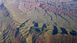 Survol des montagnes du Xinjiang . Celles ci sont presque multicolores marbrées de rouges de vert et de bleutés...