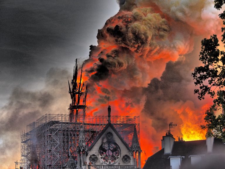 La flèche de la cathédrale vient de s'effondre