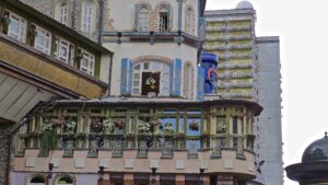premier étage caractéristique en bois, tuiles et très fleuri du restaurant géorgien GENETSVALE dans le quartier de ARBAT