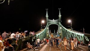 Le pont de la liberté est fréquenté toutes les nuits d'été par des centaines de gens qui s'y réunissent
