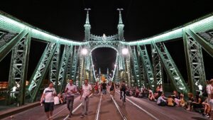 La liberté offerte aux piétons et aux fêtards la nuit sur le pont de la Liberté