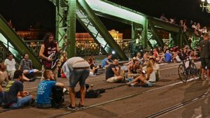 Réunions de jeunes sur le pont de la Liberté pour rire, écouter de la musique et autres urgences de la jeunesse