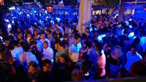 Night club en plein air sur les bords du Danube. Tout est éclairé en bleu
