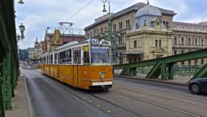 Beaucoup de tramways à Budapest en plus du métro et des taxis