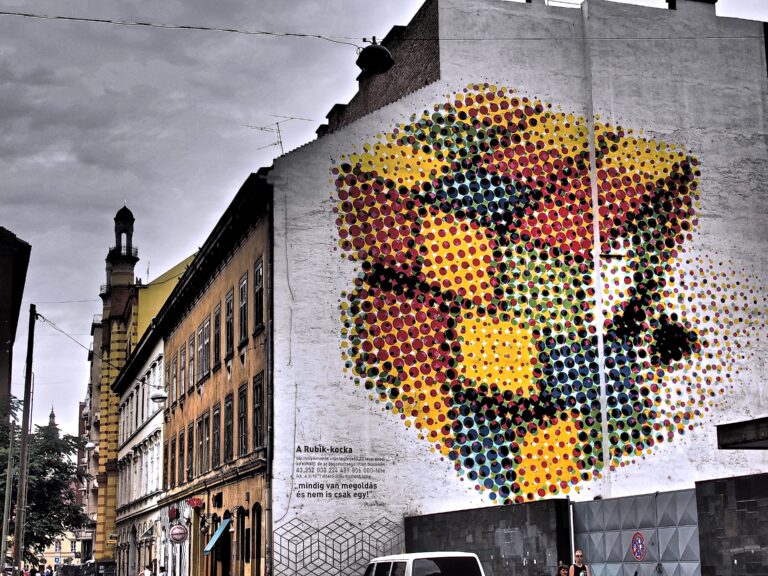 StreetArt , un superbe graffiti représentant un Rubik's Cube pointilliste