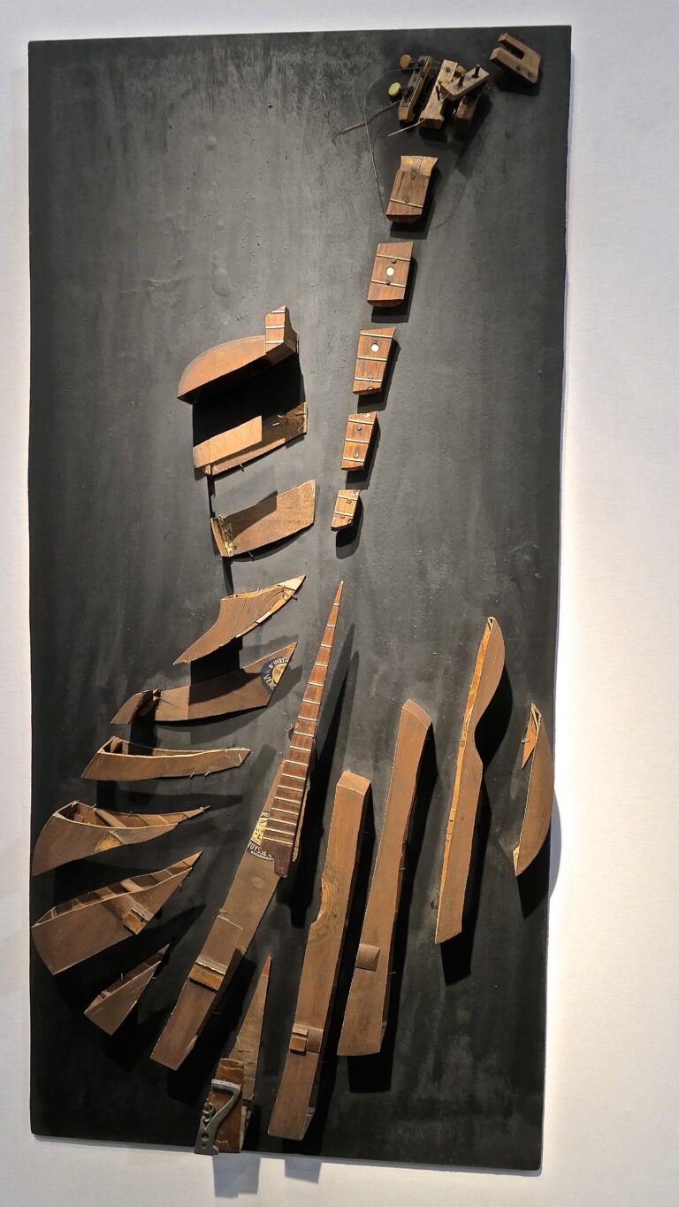 oeuvre d'Arman . Une mandoline découpée ( Colère de mandoline)