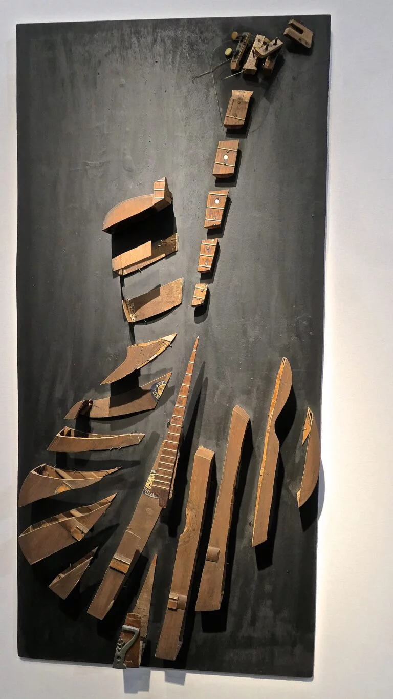 oeuvre d'Arman . Une mandoline découpée ( Colère de mandoline)