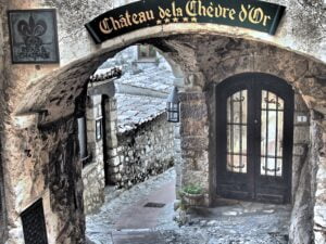 L'une des entrée de l'hôtel du chateau de la chèvre d'or. Entrée sous une magnifique voute en pierre très ancienne