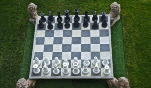 Jeu d'échec géant dans les jardins de l'hôtel de la chèvre d'or