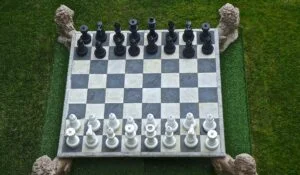 Jeu d'échec géant dans les jardins de l'hôtel de la chèvre d'or