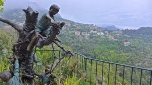 Statue d'enfant dans les jardins de l'hôtel de la chèvre d'or à Eze.