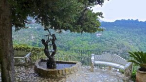 Statue dans les jardins de l'hôtel de la chèvre d'or à Eze. Sirènes