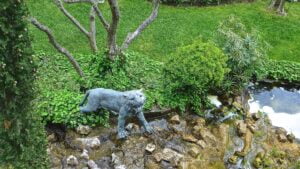 Statue dans les jardins de l'hôtel de la chèvre d'or à Eze. Lionne
