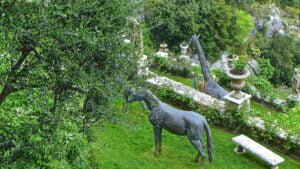 Statue dans les jardins de l'hôtel de la chèvre d'or à Eze.Chevaux et Girafes