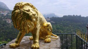 Statue dans les jardins de l'hôtel de la chèvre d'or à Eze. Lion d'or