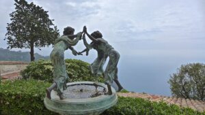 Statue dans les jardins de l'hôtel de la chèvre d'or à Eze. Fontaine
