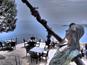 Statue dans les jardins de l'hôtel de la chèvre d'or à Eze. Terrasse du restaurant