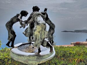 Statue dans les jardins de l'hôtel de la chèvre d'or à Eze. Fontaine aux jeunes femmes.