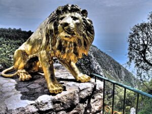 Statue dans les jardins de l'hôtel de la chèvre d'or à Eze. Un lion doré