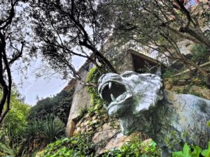Statue dans les jardins de l'hôtel de la chèvre d'or à Eze. Sorte de gargouille à tête de lion