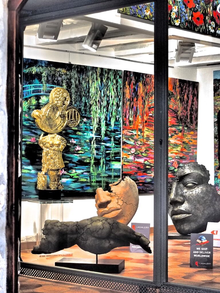 L'une des nombreuses galeries d'art de Eze. Dans la vitrine de celle ci on apperçoit des masques et au fond des toiles d'art abstrait
