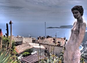 Statue dans le jardin exotique à Eze.