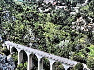 Viaduc d'accès à Eze par la moyenne corniche