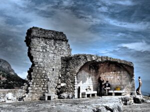 Ruines du château d'Eze au sommet du jardin exotique