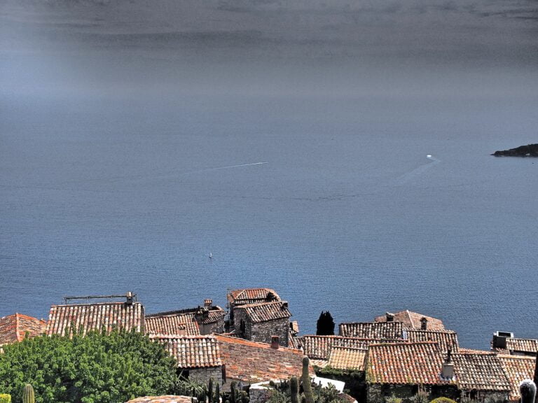 Vue plongeante depuis le jardin exotique sur Eze et la Méditerranée.