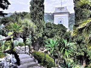 Clocher de l'église d'Eze émergeant du jardin exotique