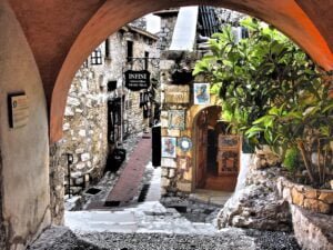 Le village et ses nombreuses ruelles pleines de charmes. On apperçoit des enseigne métalliques de boutiques d'art